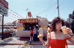 Sigourney-Weaver-at-the-Tail-o-the-Pup-on-La-Cienega-Boulevard-Los-Angeles-photos-by-Douglas-Kirkland-1983-e1701820231104